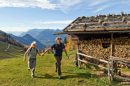 Hiking couple at the Außerhauseralm above Alpbach, (c) Alpbachtal Tourismus/Berger Bernhard