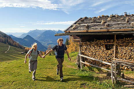Hiking couple at the Außerhauseralm above Alpbach, (c) Alpbachtal Tourismus/Berger Bernhard