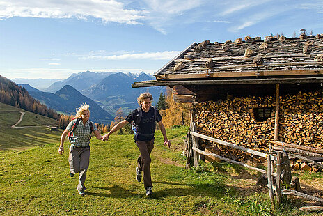 Wanderpaar bei der Außerhauseralm oberhalb von Alpbach, (c) Alpbachtal Tourismus/Berger Bernhard