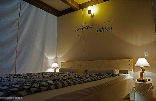 Luxus-Lodgezelt, Bett, Camping Breznik