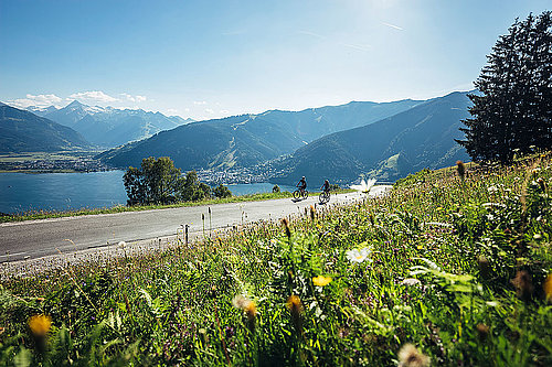 Cycling with a fantastic view in Thumersbach, (c) Zell am See-Kaprun Tourism