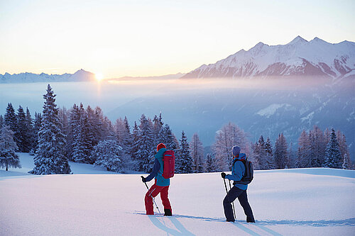 paar beim Schneeschuhwandern am Mieminger Plateau, © Innsbruck Tourismus / Christian Vorhofer