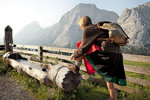 Woman at the fountain, (c) Tiroler Zugspitz Arena, Wiesmeier