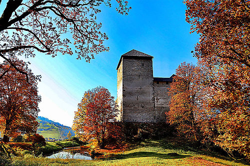 Kaprun Castle in autumn © Roland Hölzl - rolandhoelzlfotografie.com