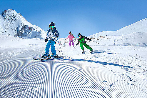 Family skiing on the Kitzsteinhorn, (c) Kitzsteinhorn