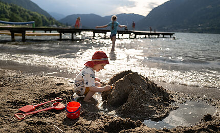Seecamping Berghof - Kind beim Sandspielen