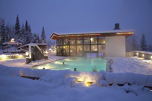 Outdoor pool in winter, (c) Tirol Camp Fieberbrunn